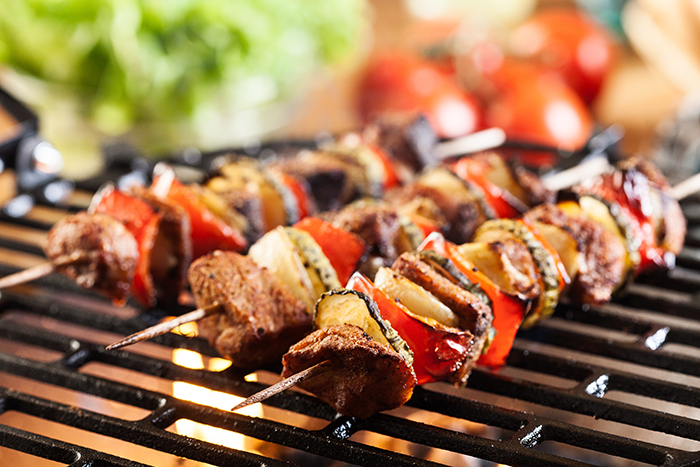 brochettes grillées sur barbecue