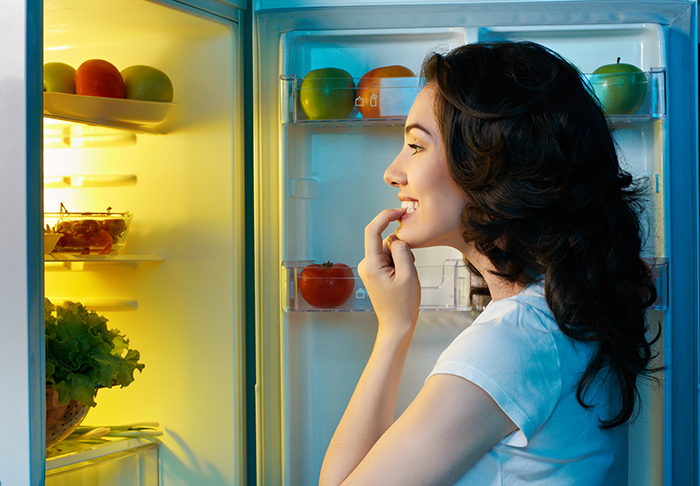 femme qui ouvre un frigo