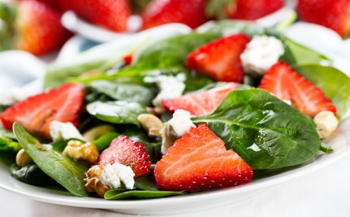 Salade pousses épinards, chèvre et fraises