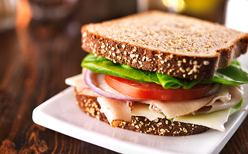 Sandwich dinde fromage crudités