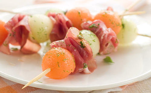 Brochettes de melon et parme