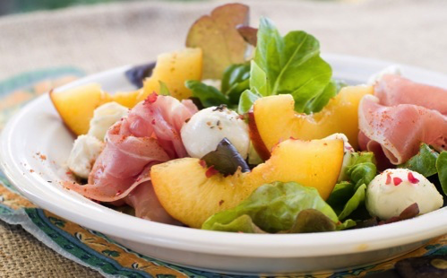 Salade de pêches, jambon et mozzarella Salade de pêches, jambon et mozzarella