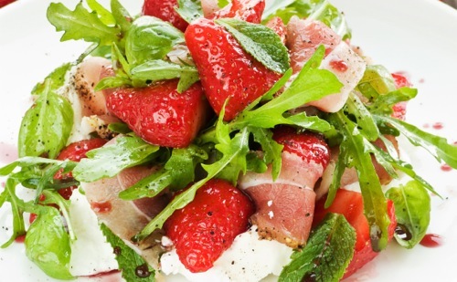 Salade de roquette aux fraises et au jambon cru, vinaigrette au miel