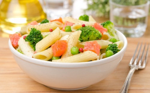 Salade de pâtes aux brocolis, petits pois et saumon fumé