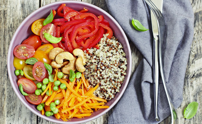 Buddha bowl au quinoa et aux légumes crus Buddha bowl au quinoa et aux légumes crus