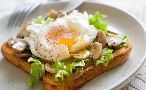 Tartine aux champignons et oeuf poché