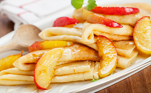 Crêpes aux pommes flambées à la poêle