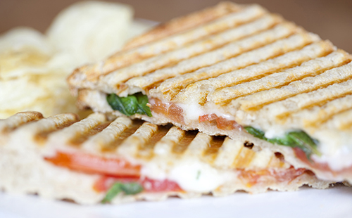 Panini au jambon cru, tomate et mozzarella Panini au jambon cru, tomate et mozzarella