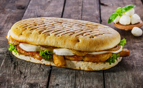 Panini au poulet et à la mozzarella Panini au poulet et à la mozzarella