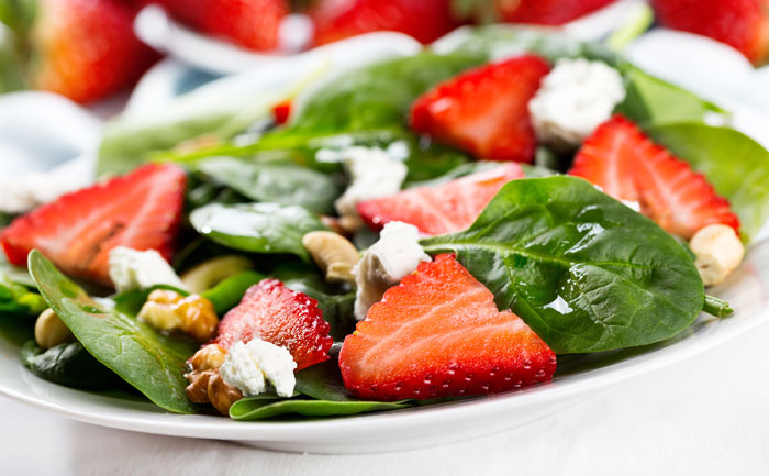 Salade pousses épinards, chèvre et fraises