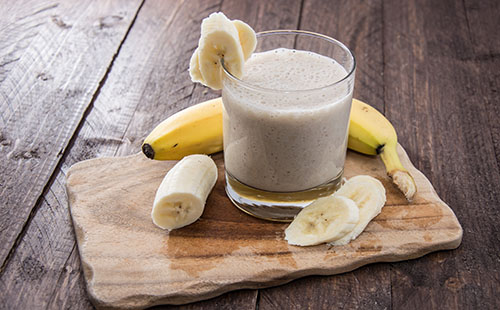 Smoothie végétalien de banane et flocons d'avoine