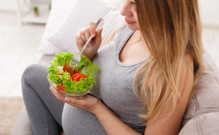 Une femme enceinte qui mange