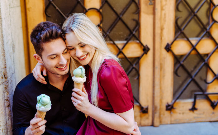 Un couple qui mange des glaces