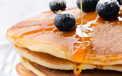 Pancakes aux myrtilles et sirop d'érable