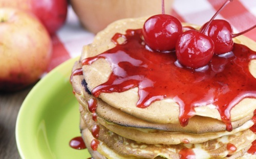 Pancakes aux cerises et coulis de framboises