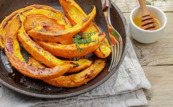 Tranches de citrouille rôtie aux champignons et oignons caramélisés