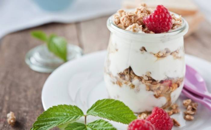 Yaourt au muesli et aux framboises