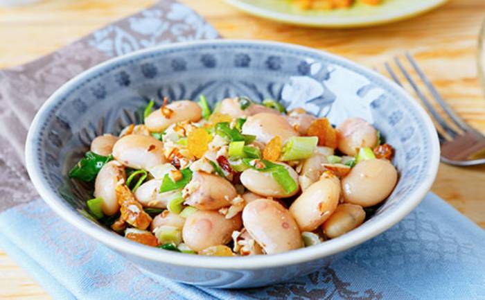 Salade tiède de haricots blancs aux noix et raisins